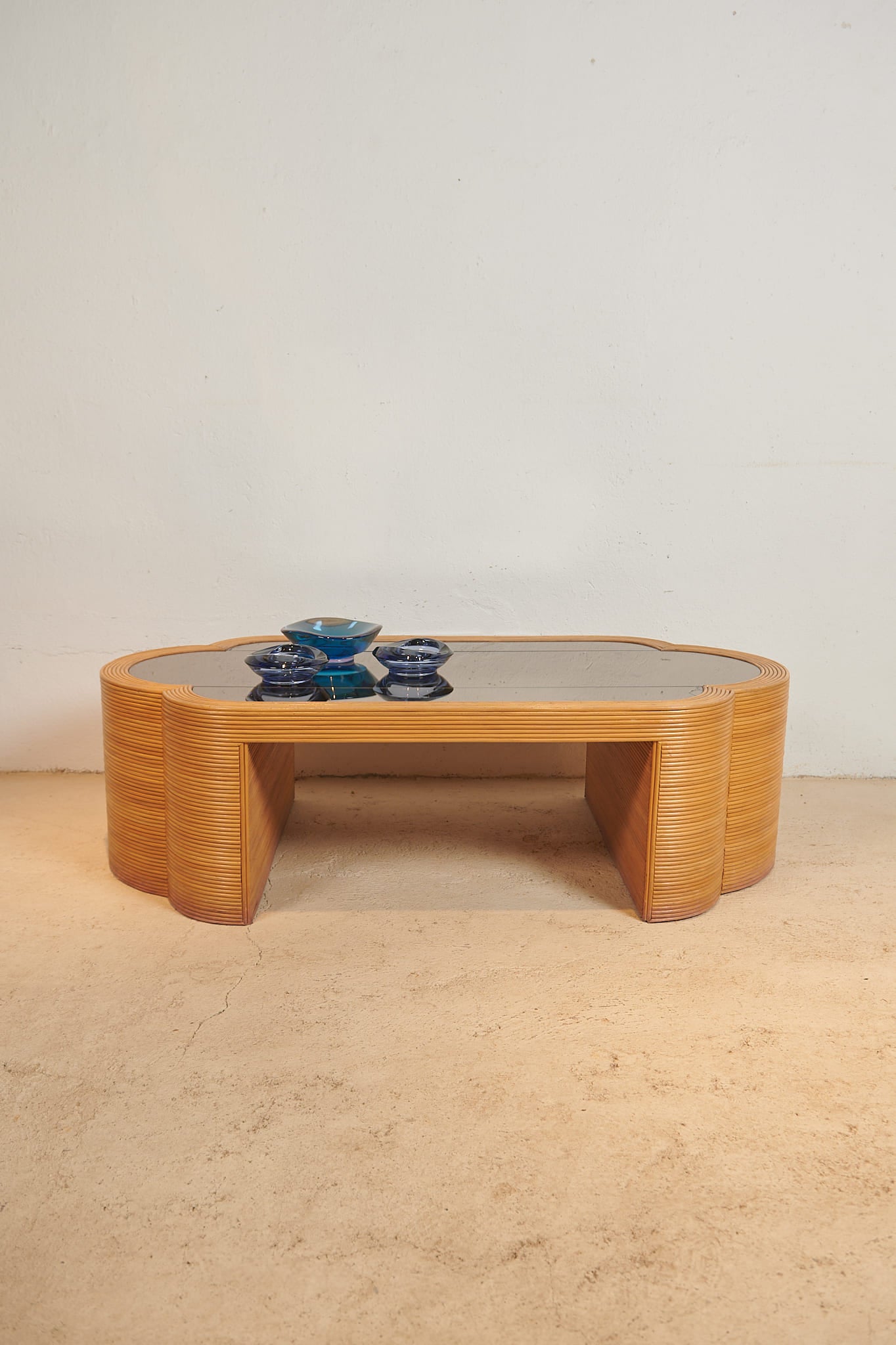 Mesa de centro de ratán y cristal, años 80