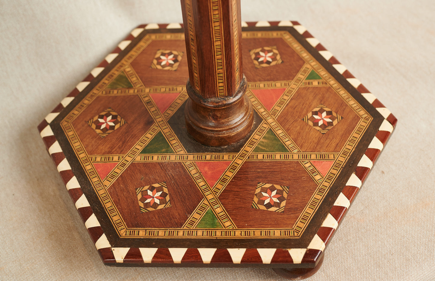 Mesa velador granadino con taracea