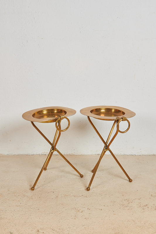 Pareja de mesas auxiliares de latón plegables