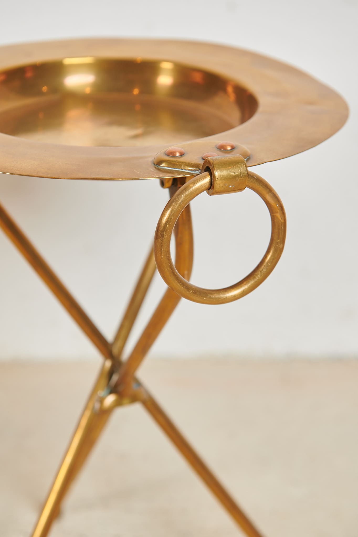 Pareja de mesas auxiliares de latón plegables