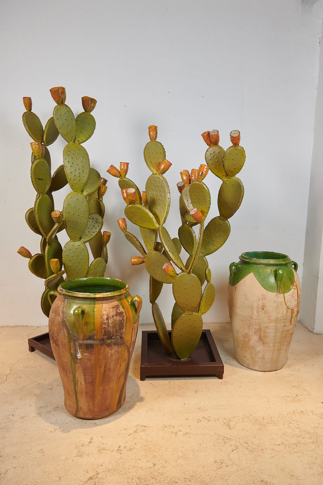 Esculturas de cactus en hierro pintadas a mano