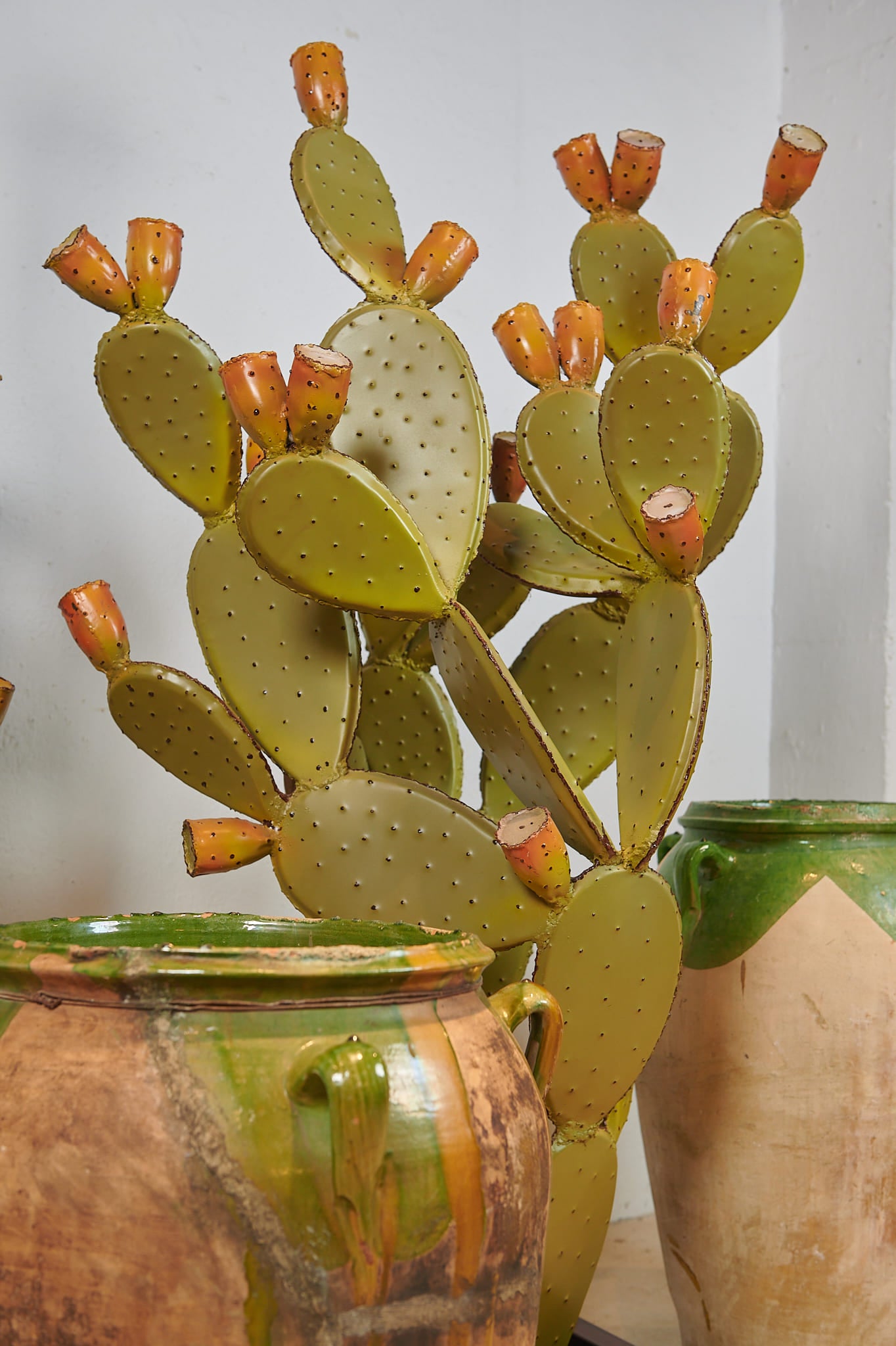 Esculturas de cactus en hierro pintadas a mano