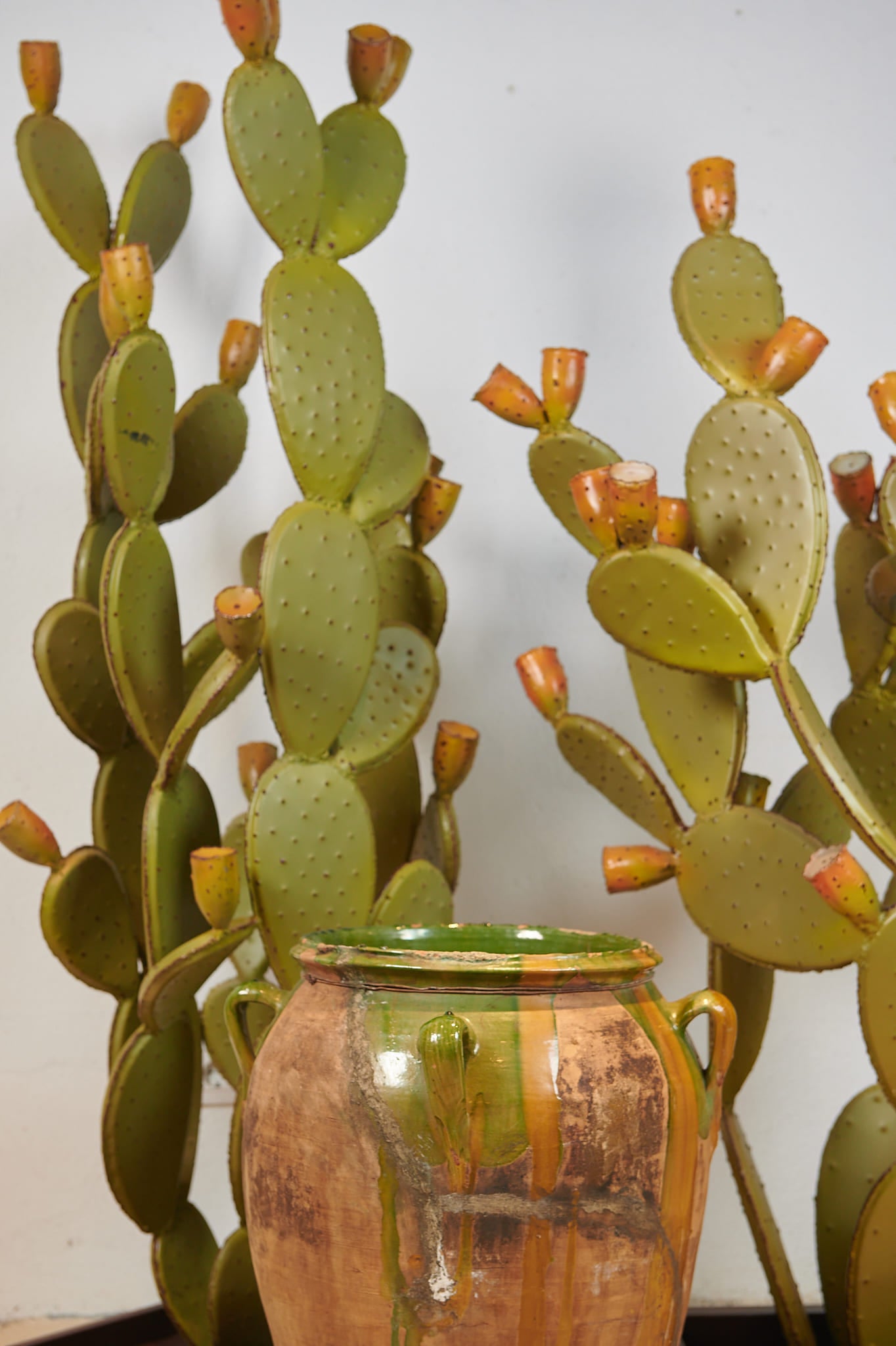 Esculturas de cactus en hierro pintadas a mano