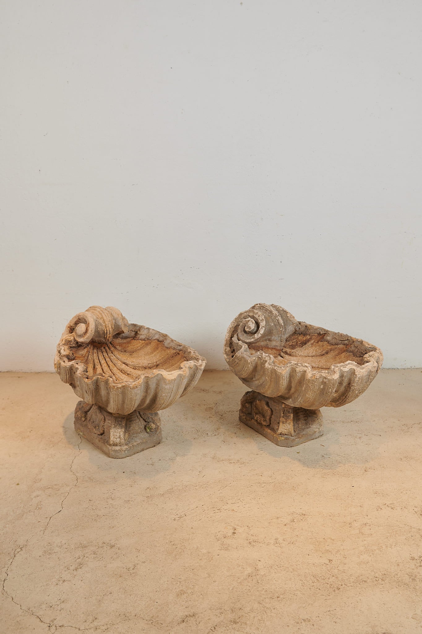 Pareja de jardineras ornamentales de piedra artificial