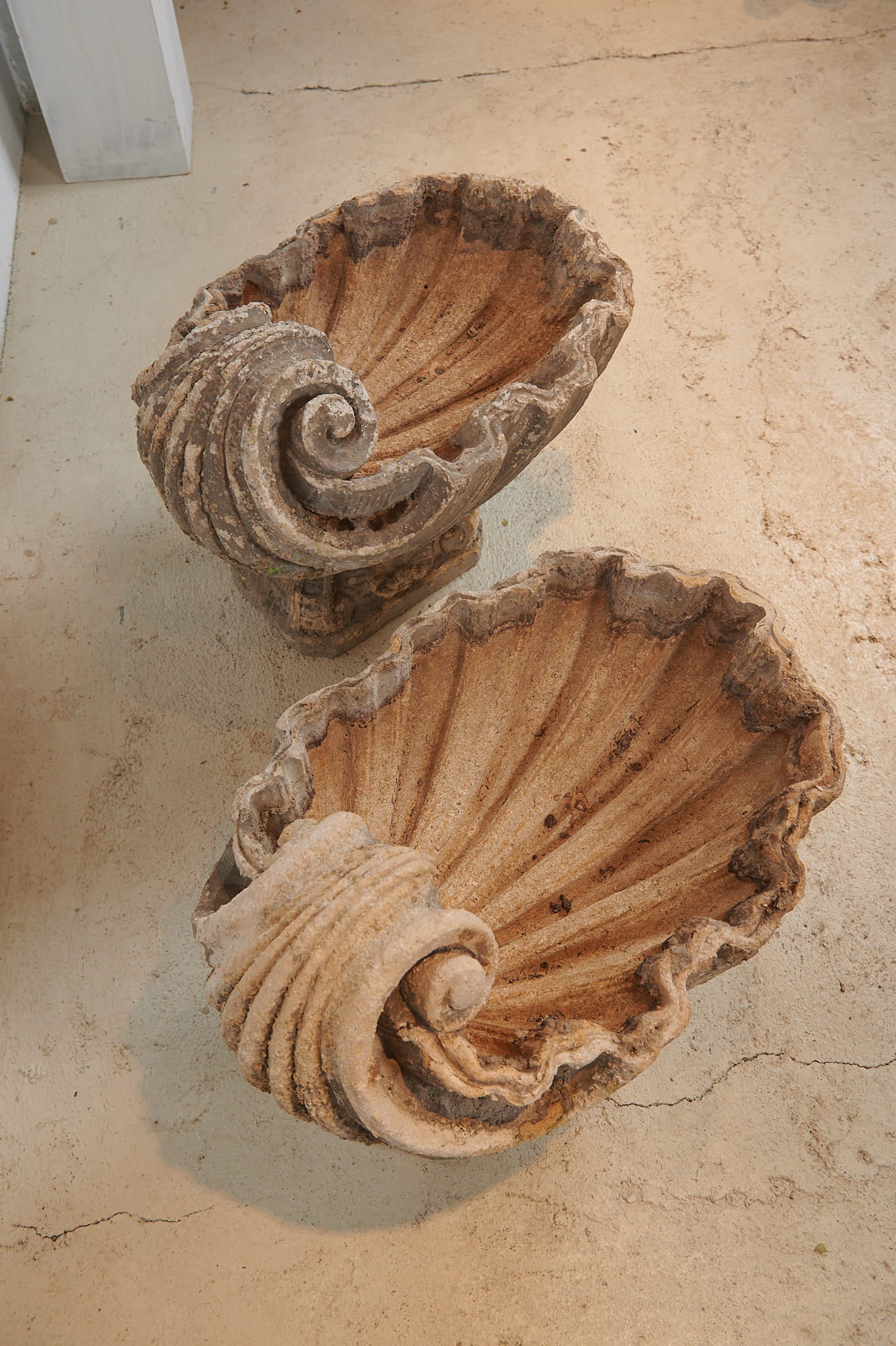 Pareja de jardineras ornamentales de piedra artificial
