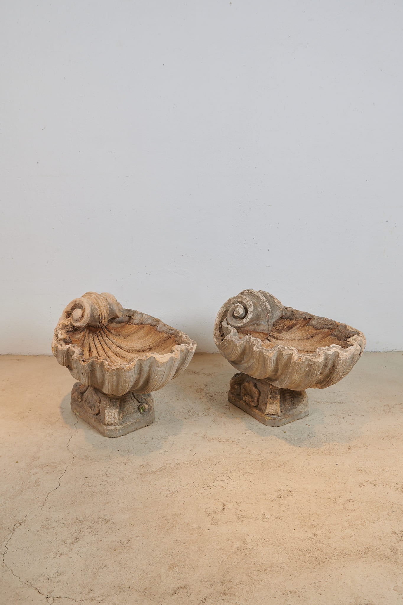Pareja de jardineras ornamentales de piedra artificial