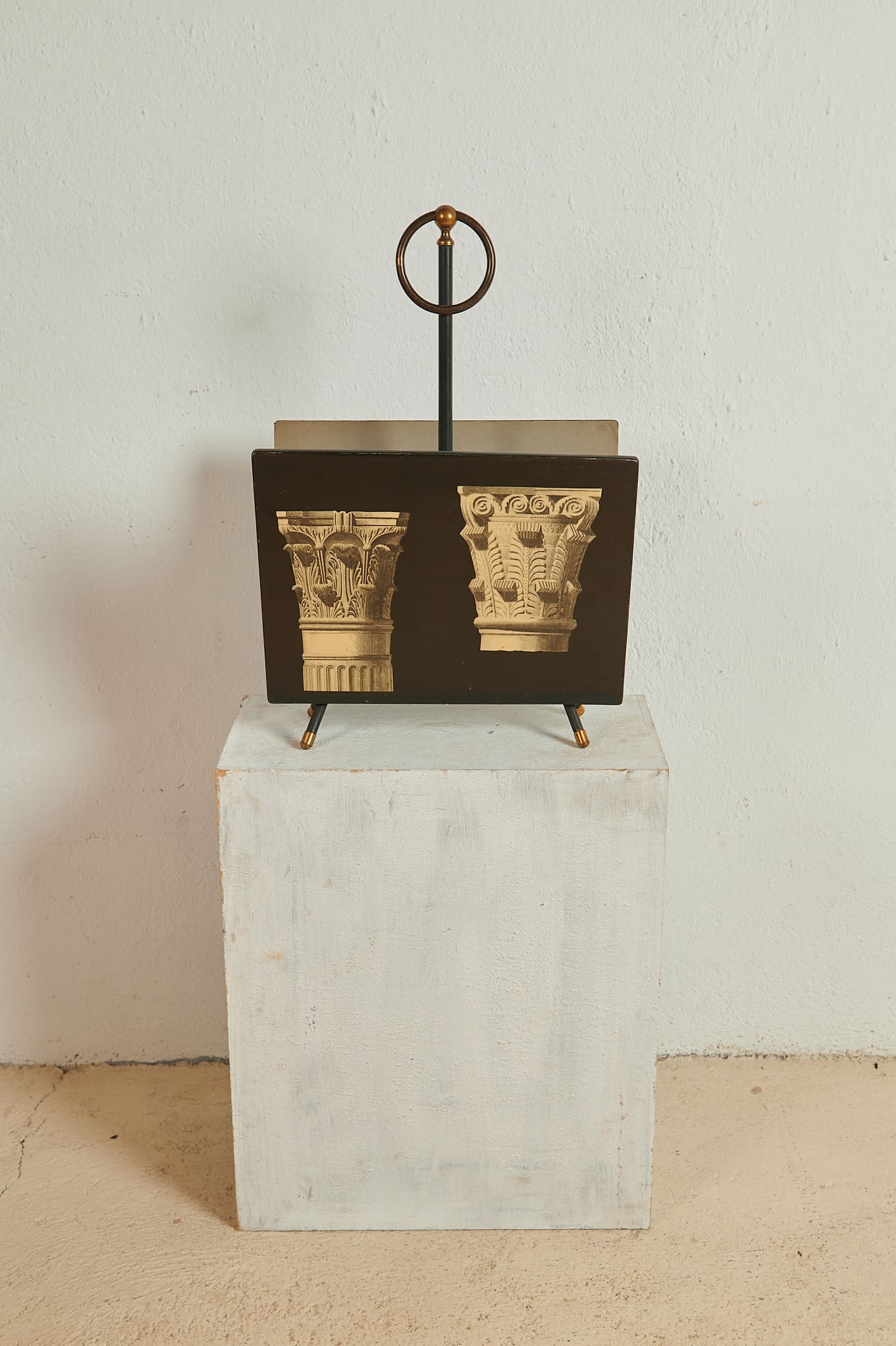 Revistero con ilustraciones arquitectónicas