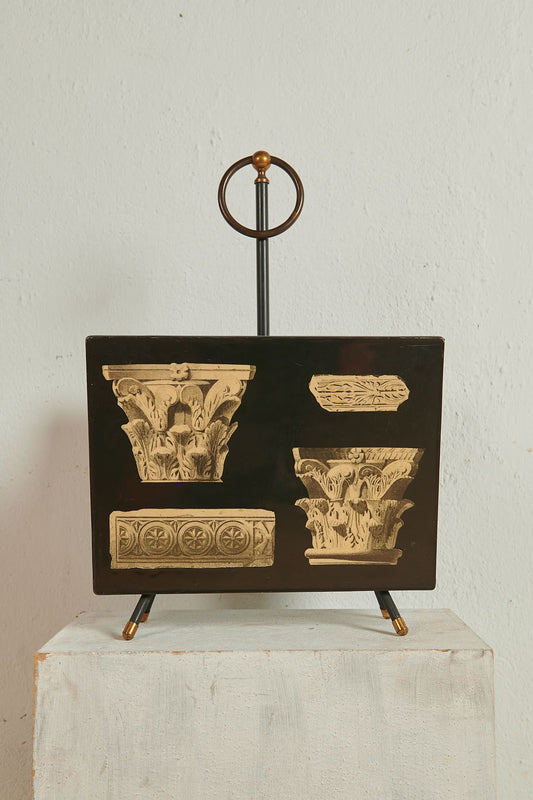 Revistero con ilustraciones arquitectónicas