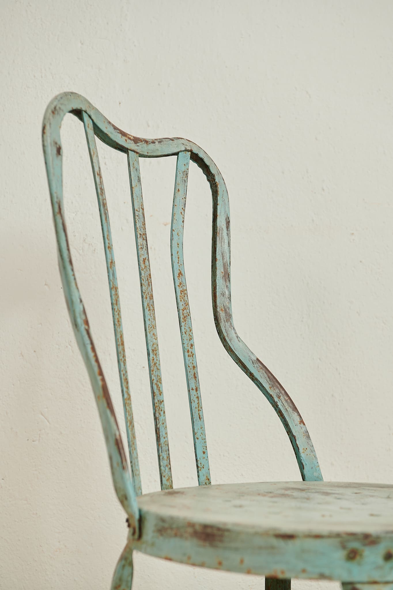 Conjunto de cuatro sillas metálicas con pátina azul verdosa