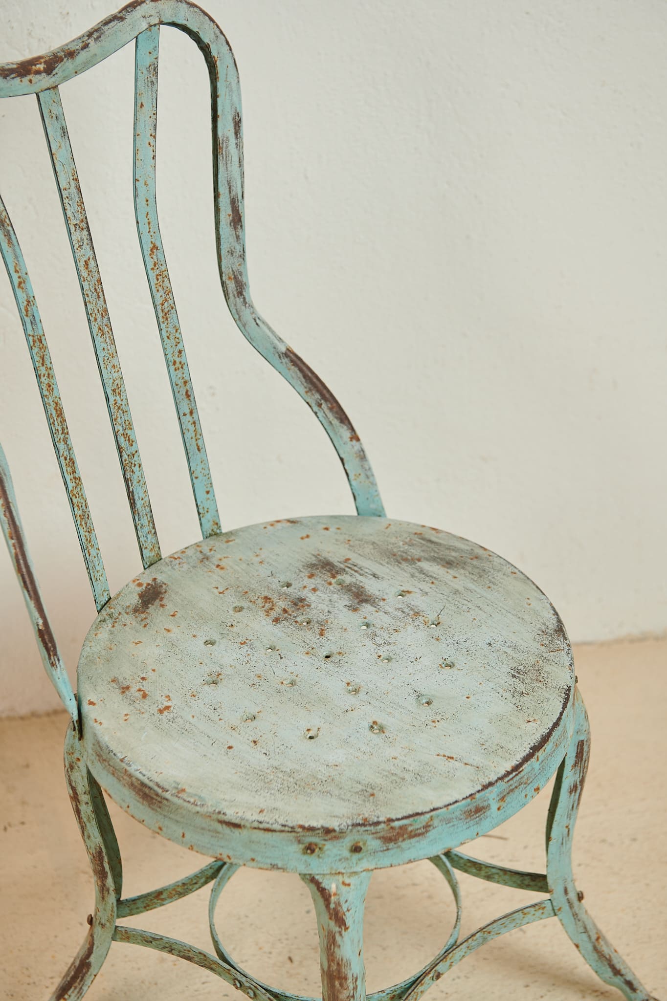 Conjunto de cuatro sillas metálicas con pátina azul verdosa