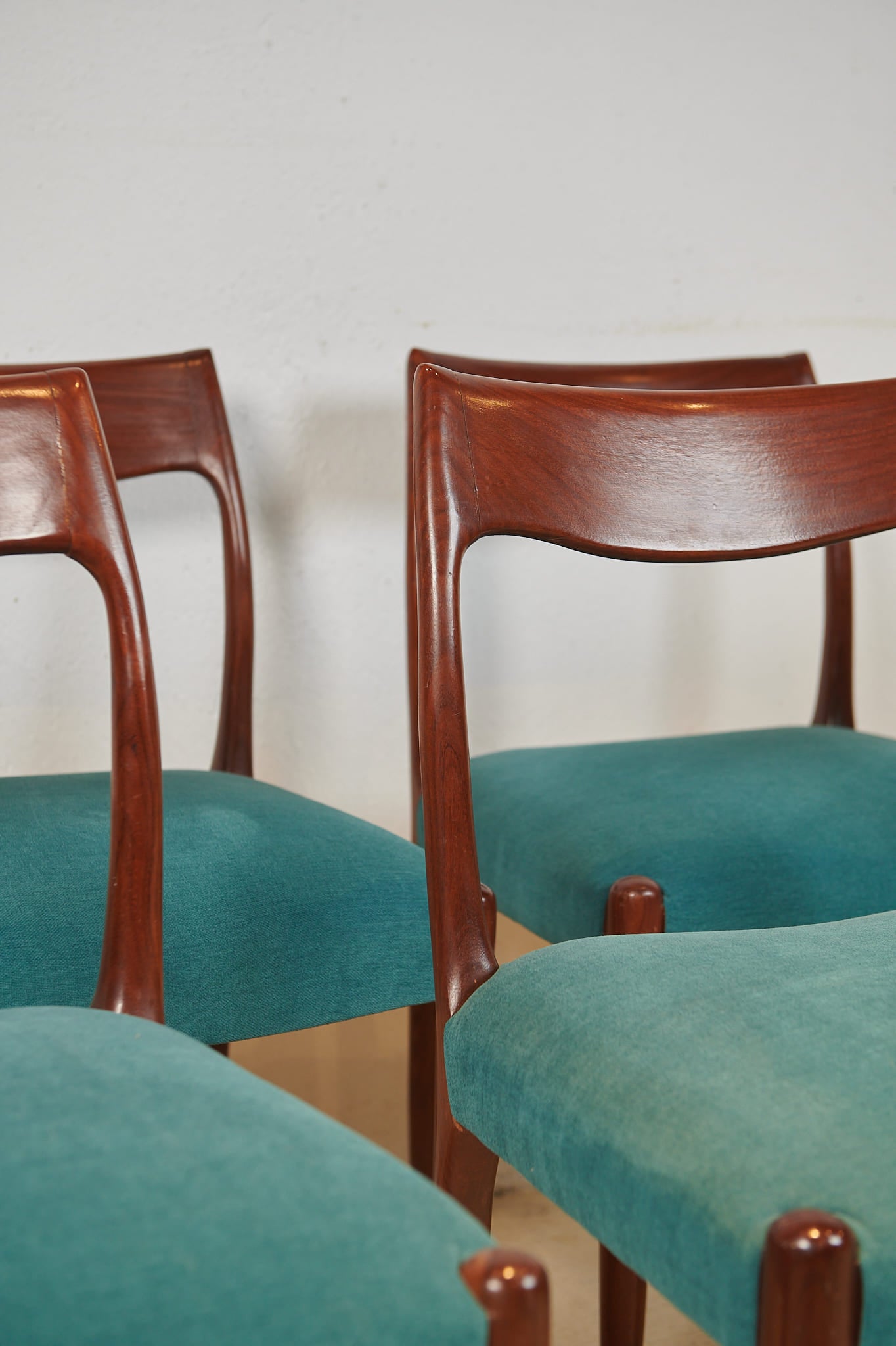 Conjunto de sillas de Niels Otto Møller en teca