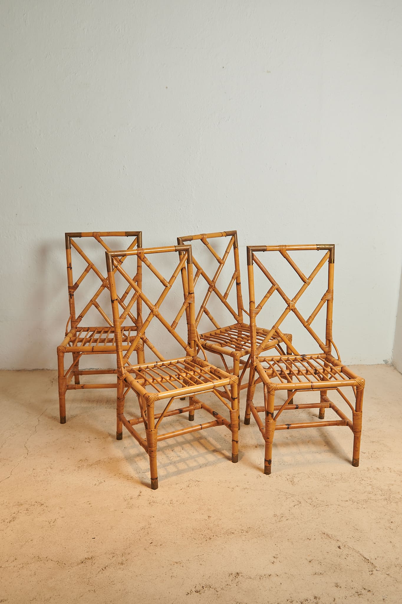 Conjunto de cuatro sillas de bambú estilo mediterráneo vintage