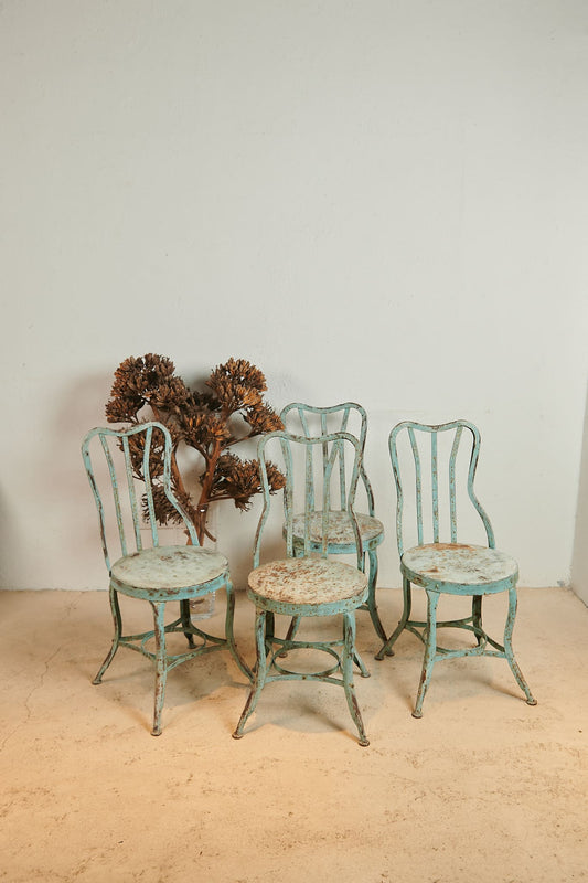 Conjunto de cuatro sillas metálicas con pátina azul verdosa