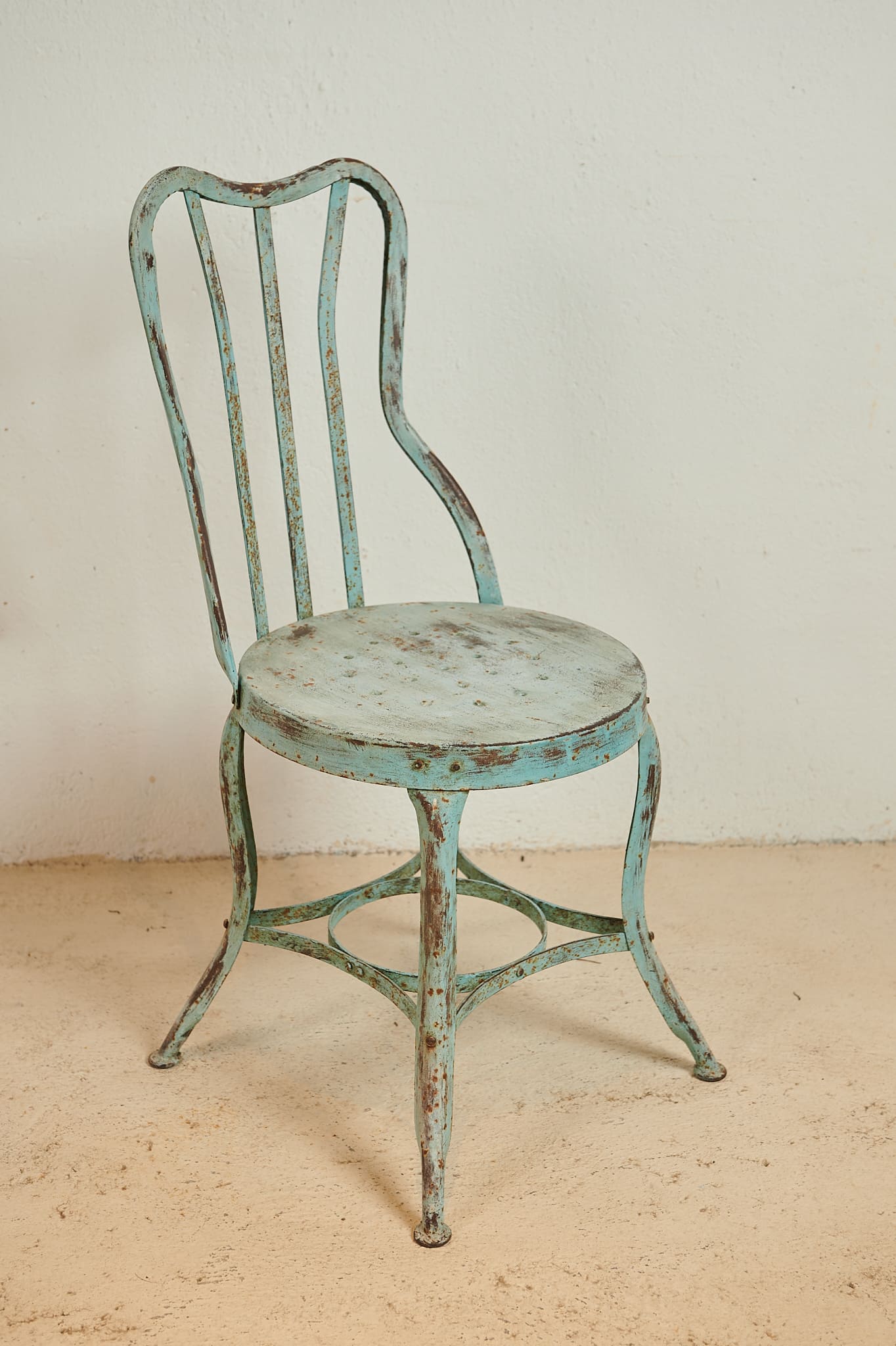 Conjunto de cuatro sillas metálicas con pátina azul verdosa