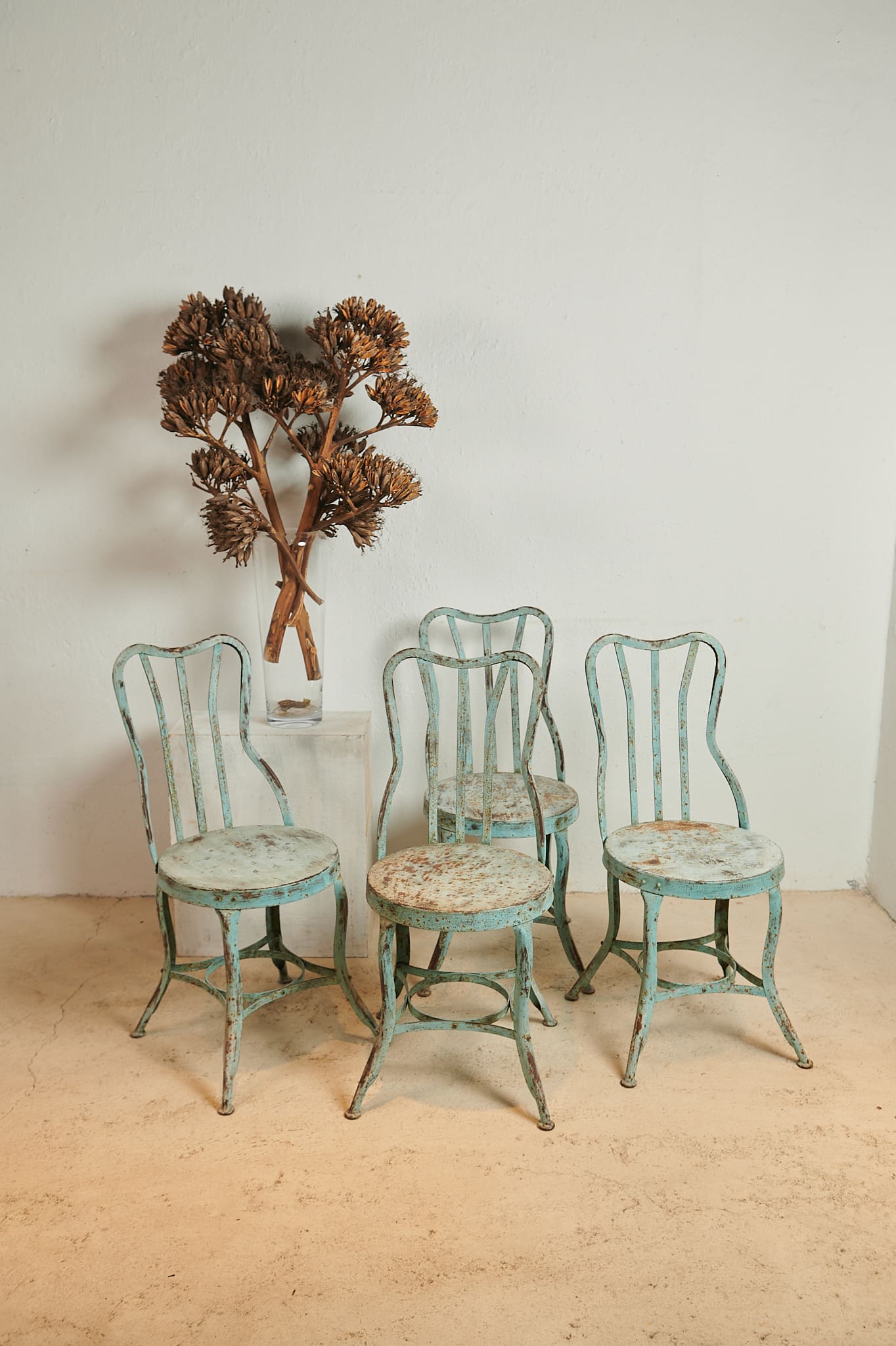 Conjunto de cuatro sillas metálicas con pátina azul verdosa