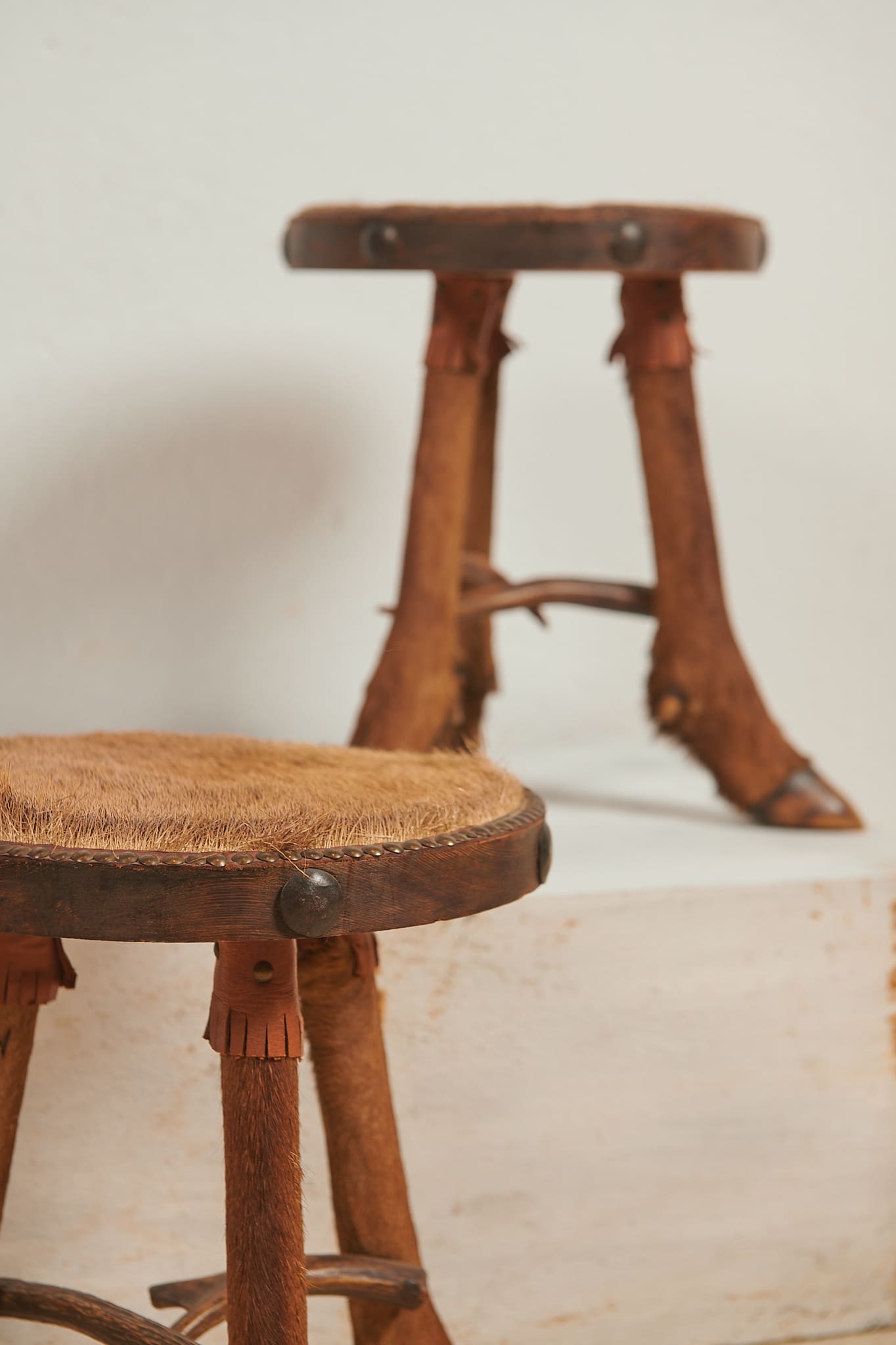 Taburetes de patas zoomorfas