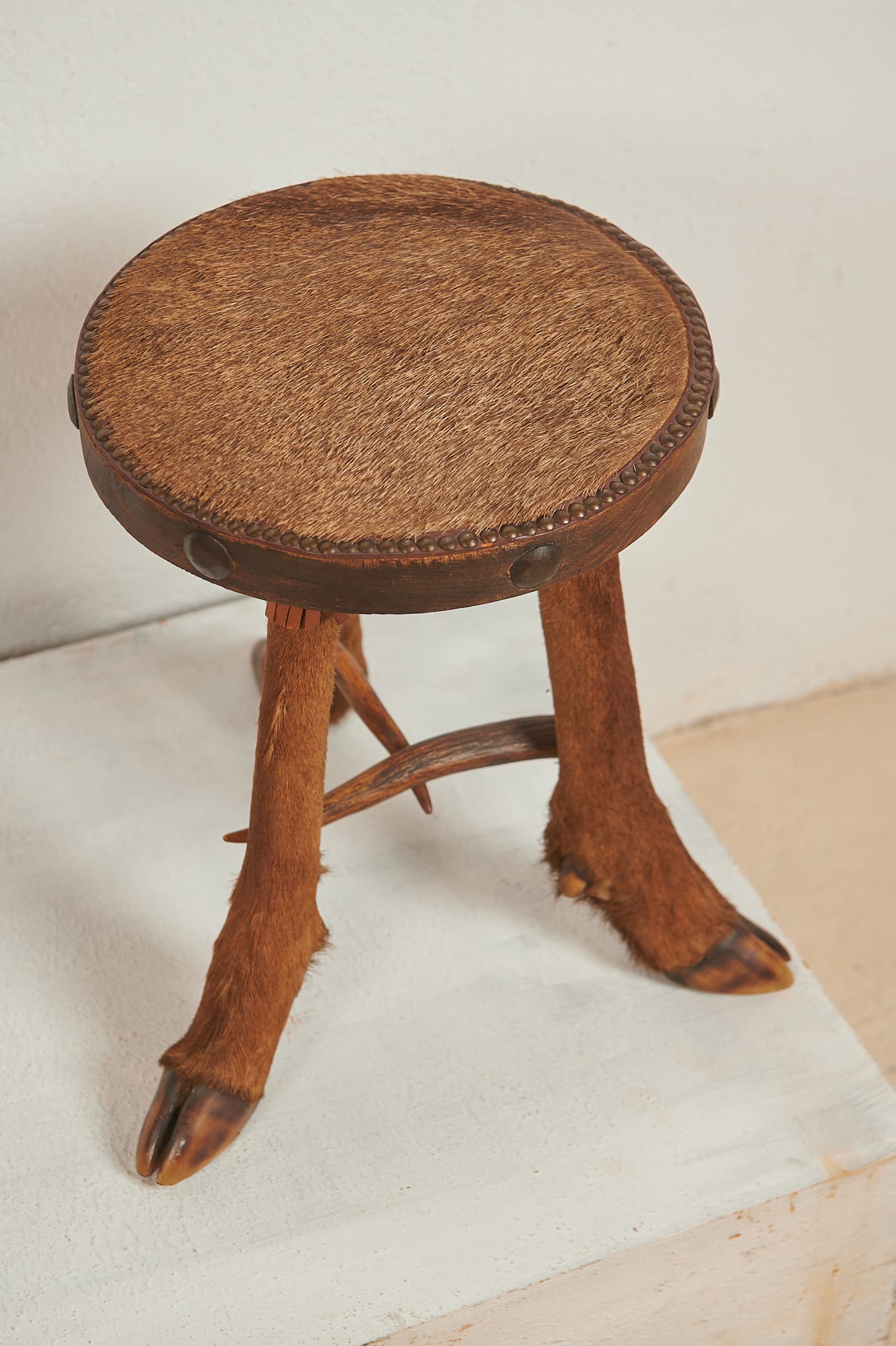 Taburetes de patas zoomorfas