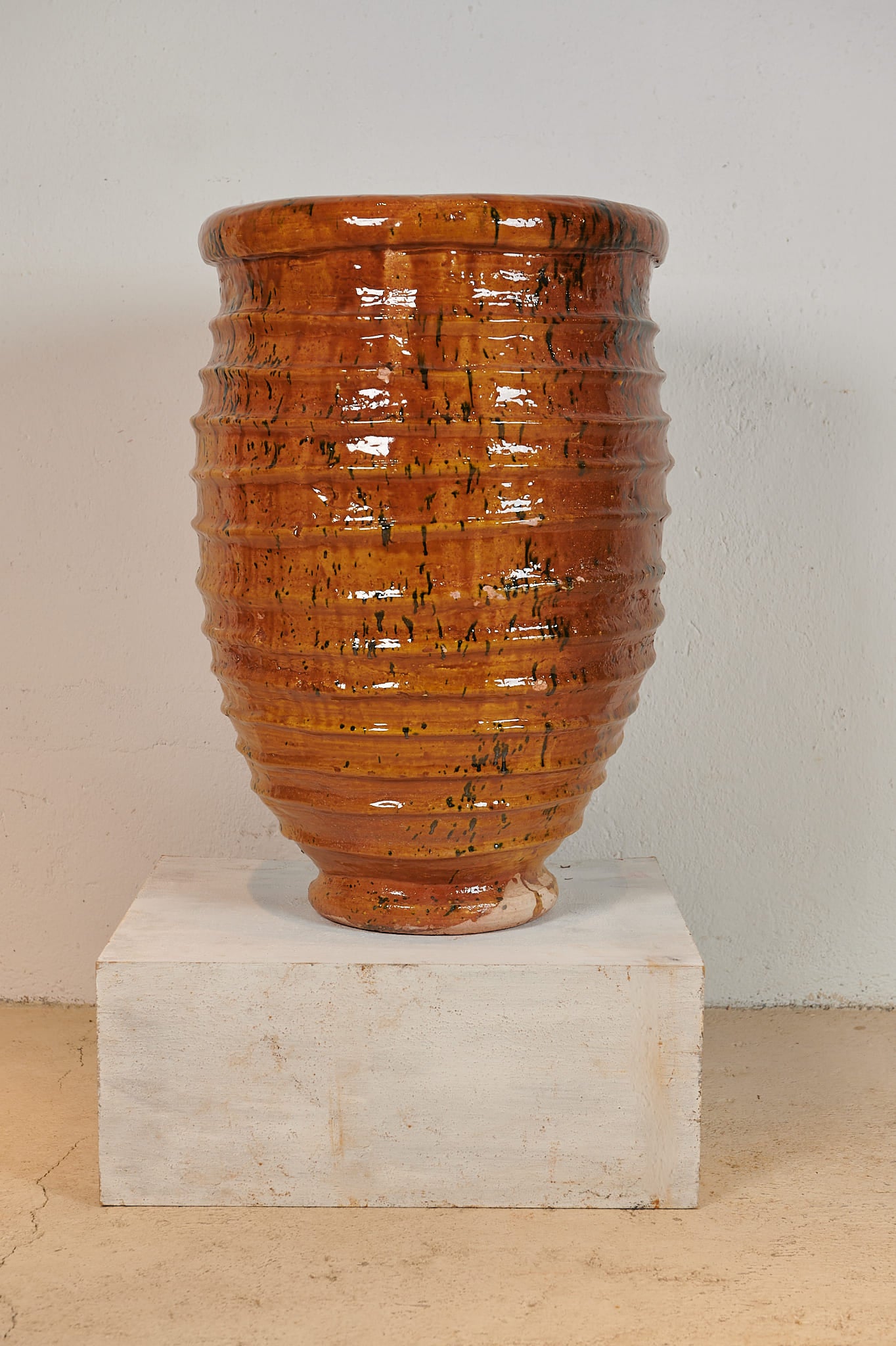 Tinaja de cerámica vidriada líneas