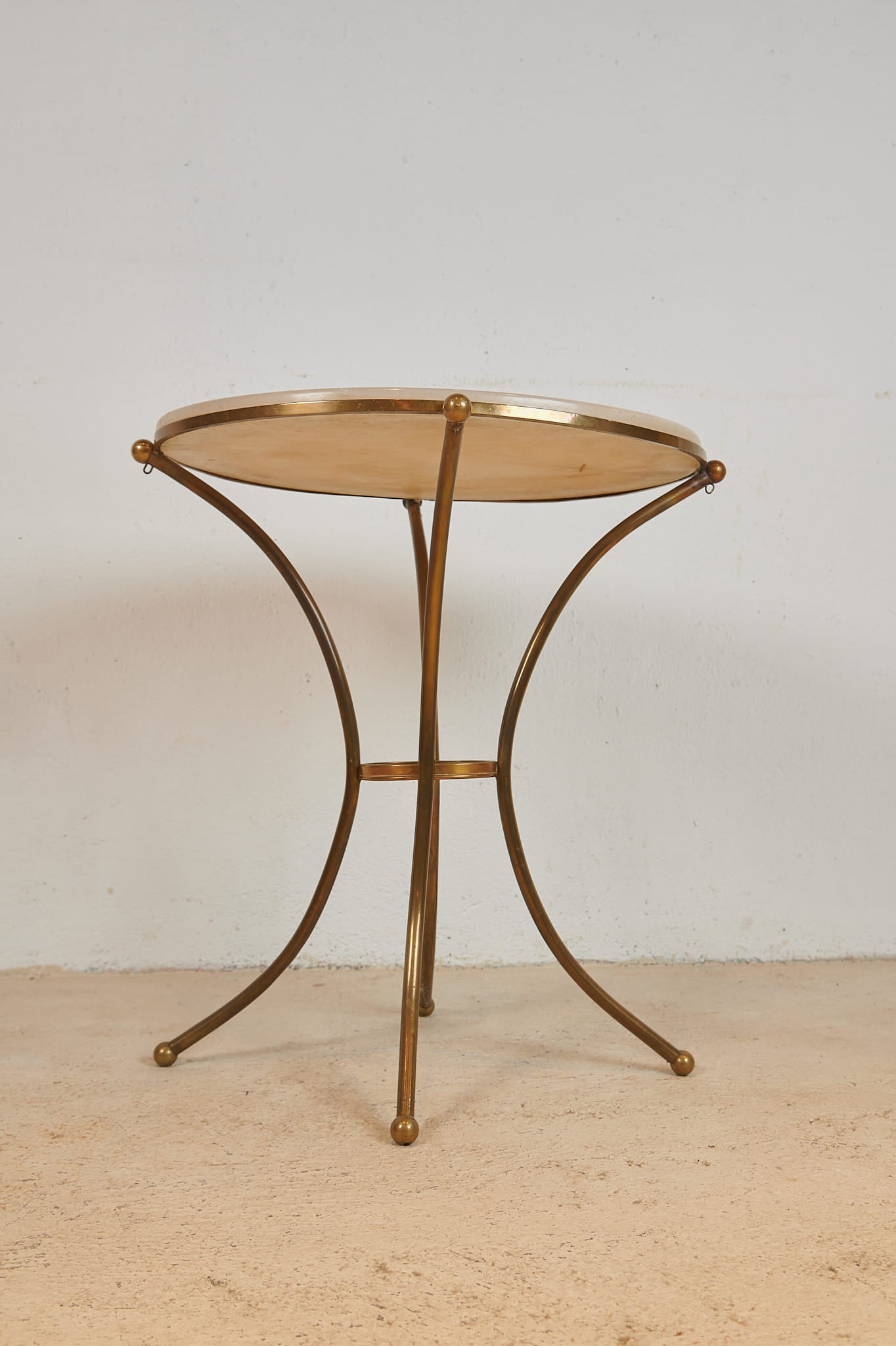 Mesa velador de latón y alabastro