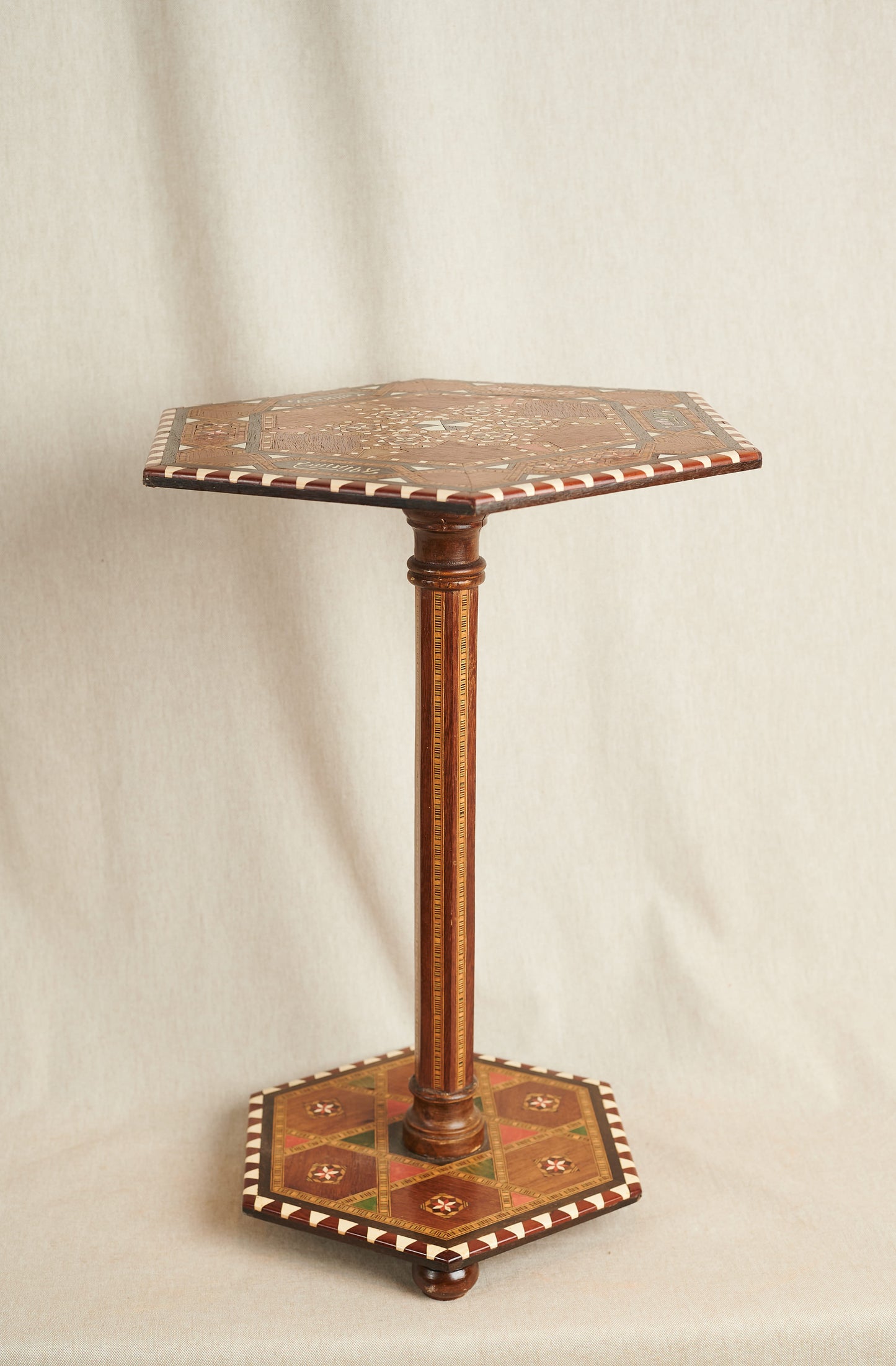 Mesa velador granadino con taracea